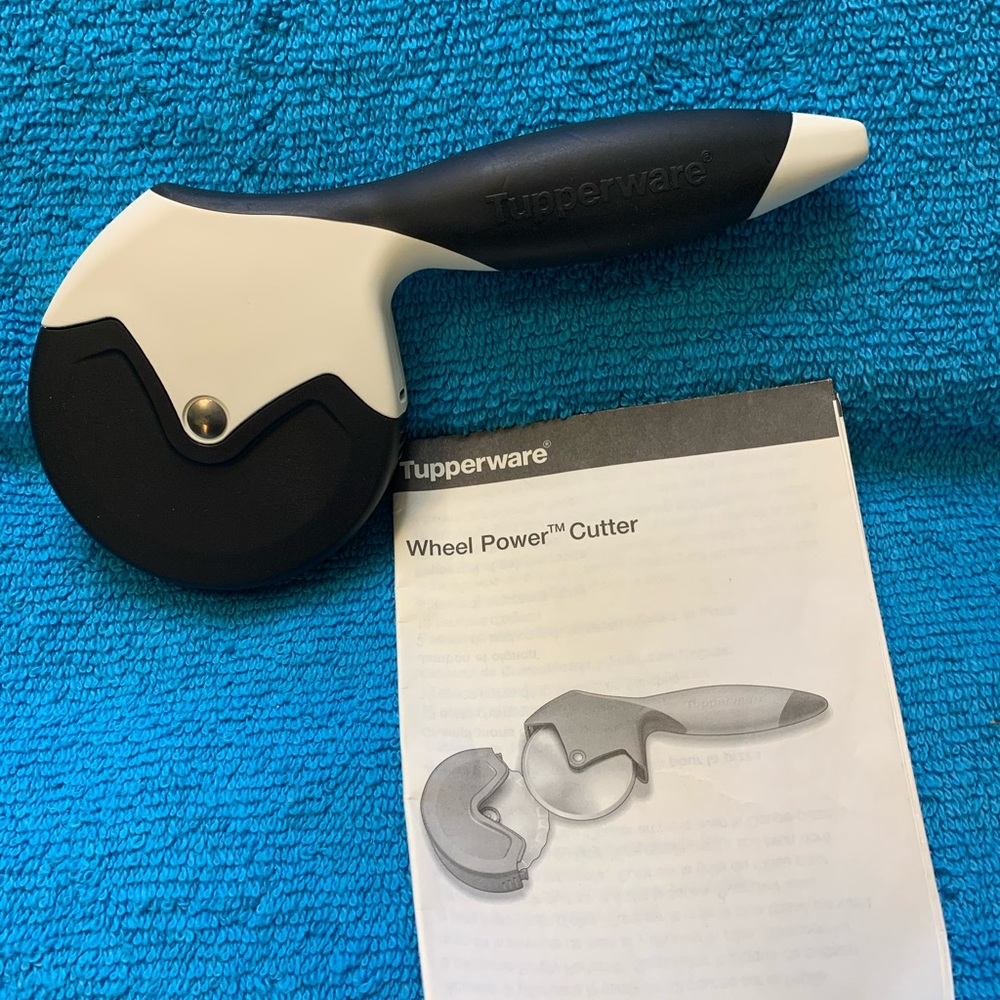 Tupperware Black and White Wheel Cutter